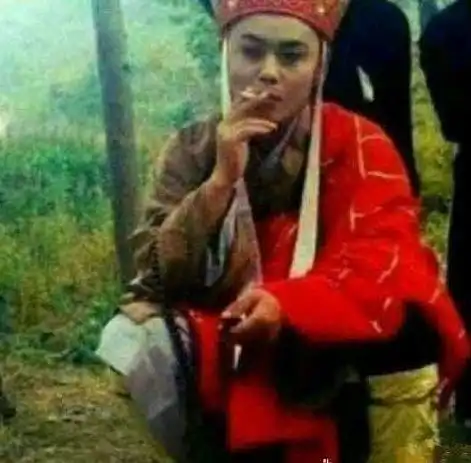 明星拍戏休息时都在干嘛唐僧蹲在地上抽烟,杨紫的表情太呆萌了
