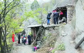 残疾哥俩窝居山洞17年从没用过电
