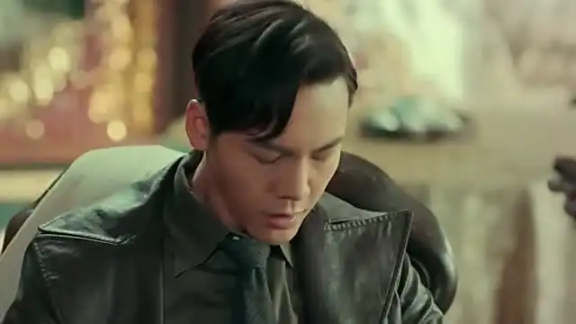 老九门八爷着急的拿出那枚铜币,二爷一眼看出佛爷去了矿山