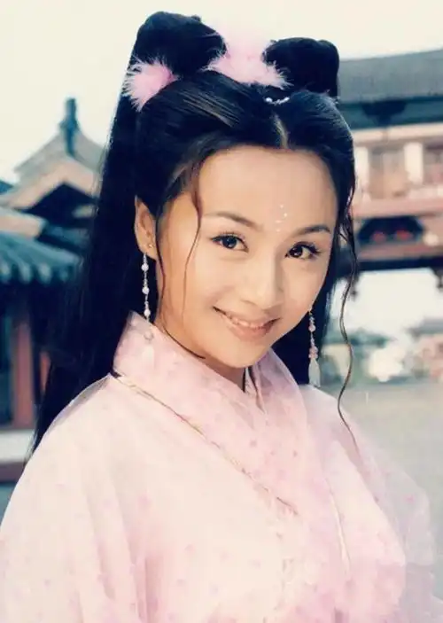 她曾是央视一姐,红过董卿,却在巅峰时消失8年,46岁近照曝光让人感叹
