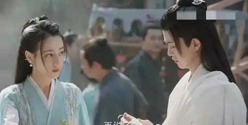 与君初相识.恰似故人归,纪云禾美惨,给造型师和热巴加鸡腿
