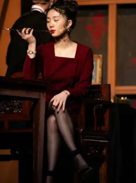 黄多多舞台剧硬扮熟女,如今的浪荡,是黄磊教育的失败吗
