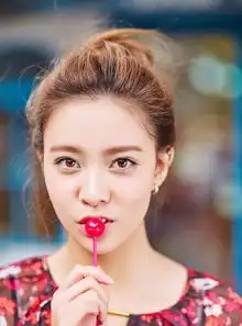 宋妍霏萌系少女写真曝光丸子头显俏皮可爱
