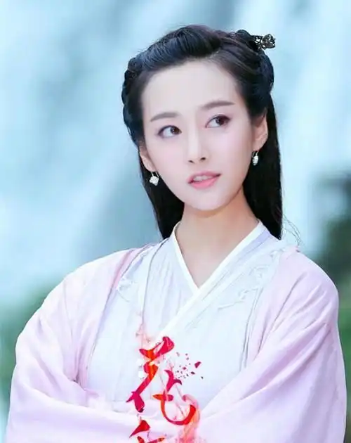 岁月是把整容刀,曾经你对我爱搭不理,如今美得高攀不起
