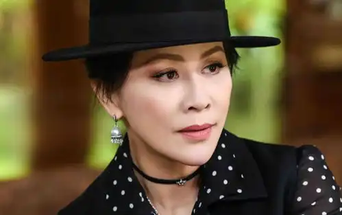 刘嘉玲梁朝伟布达佩斯浪漫游,老夫老妻恩爱如初,岁月难掩甜蜜
