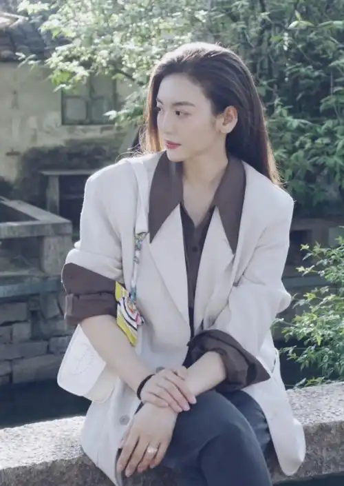 春风十里不如你女二尤靖茹晒照宣布结婚,与老公同框爱意满满
