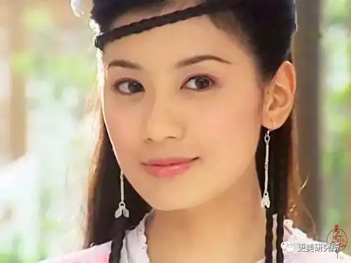 脸部五官粗糙的她,总爱演第一美人比杨紫还尬,被网友喷成筛子

