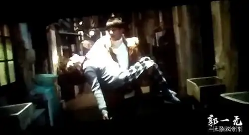 悲伤逆流成河悲伤爱上阳光,右眼一滴泪,左眼逆流成河

