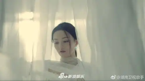 组图逆龄生长张韶涵穿蓝色纱裙尽显优雅深情开唱韵味十足
