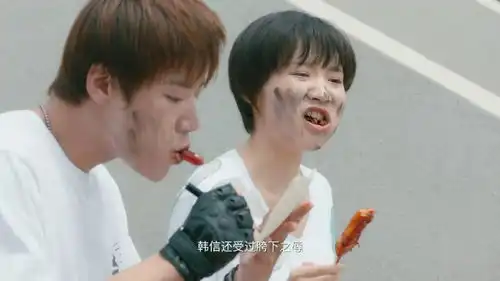 你好旧时光米乔和奔奔饿坏了,不顾形象的在烤炉,目前大吃特吃
