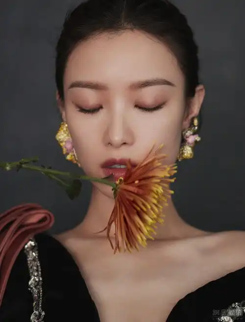 美倪妮穿深v宫廷风礼裙五官精致风情万种
