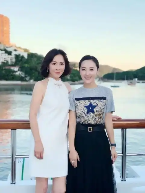 刘嘉玲度假真惬意,穿睡衣风套装配遮阳帽,时髦洋气不像54岁

