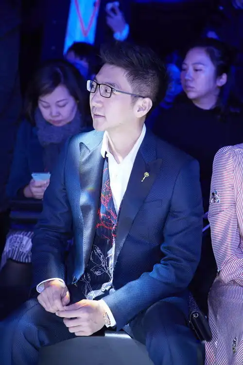 赵胤胤陈数携手出席时装周支持好友夫妻相聚两不误