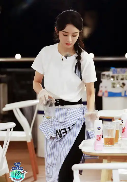妈妈身份的她穿着依旧甜美可人跟着赵丽颖一起打造甜美范穿搭
