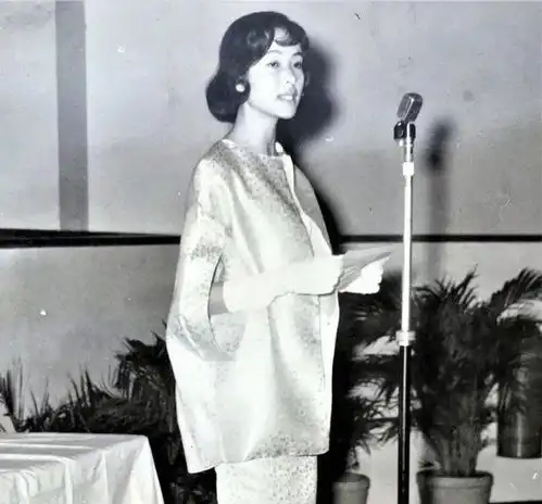 教女儿喝酒,告诫她别生孩子,莫文蔚妈妈的人生比女儿还精彩
