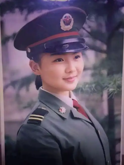 1993年,15岁刘涛身着军装的照片,已经是南京军区文工团的文艺兵
