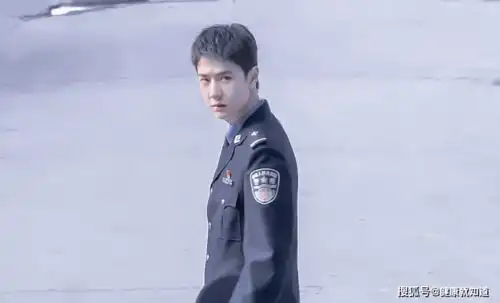 王一博冰雨火最新剧照来了陈宇警官的侧颜眼神杀
