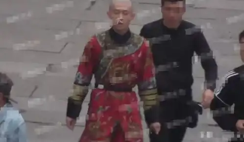 张一山鹿鼎记剧照曝出,身穿官服表情严肃,唐艺昕紧随其后
