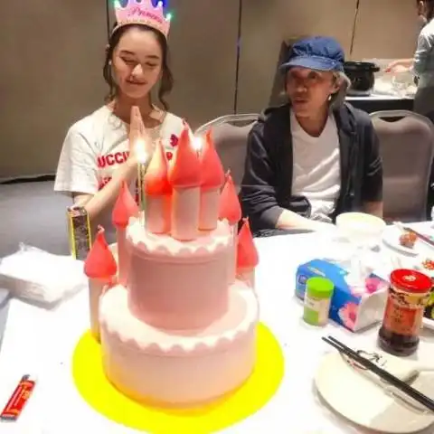 星女郎林允过生日蛋糕配老干妈,周星驰真是实力宠女儿
