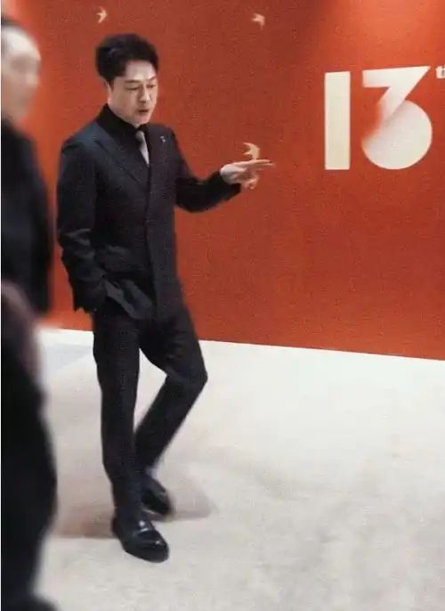 张颂文11年前跑龙套剧照曝光站洪金宝后面当保镖
