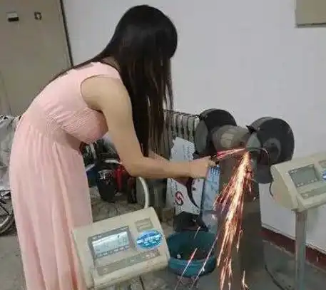搞笑段子笑话幽默图片不怕神一样的对手,就怕猪一样的女友
