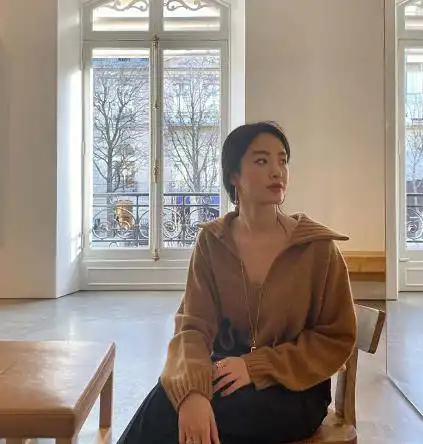芳华杨采钰晒健身照,大秀时尚腹肌马甲线和男友竟相差30岁
