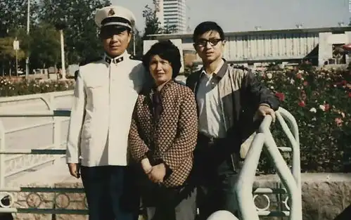 汪峰年轻时和父母的合照,父母气质很好,一看家庭条件就很不错
