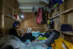 胶囊旅馆或家,一个纽约摄影师眼中的东京蜗居
