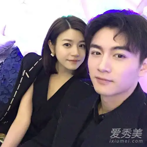 圆脸很容易通过搭配陈妍希的妆容和发型营造出少女的感觉
