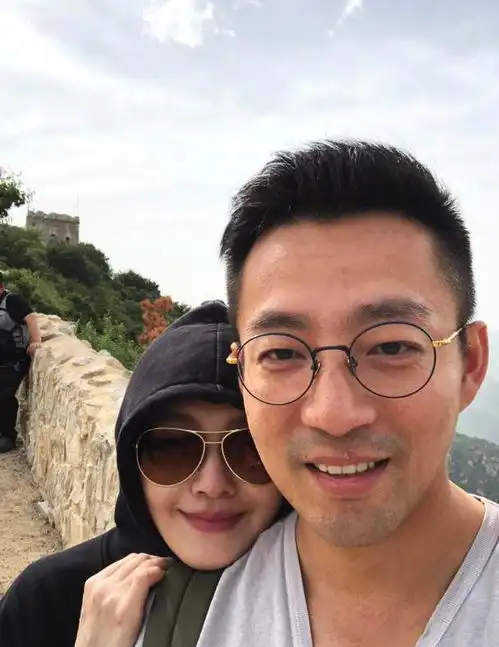 汪小菲分享母亲张兰年轻照片,与孙女小玥十分相像,网友遗传的力量

