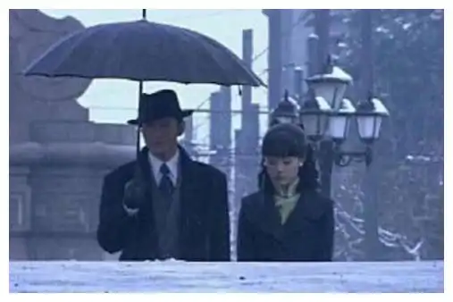 同是给冯程程打伞,周润发版与黄晓明版,告诉你明星与演员差距