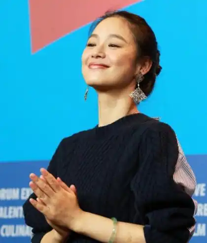 周韵嫁给大15岁的姜文,婚内婆媳关系紧张,刚柔并济摆平多年矛盾
