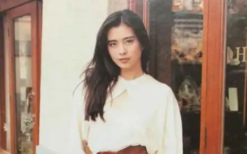 王祖贤多年前剧照流出,曾经身边的无名小记者,如今已成当红巨星
