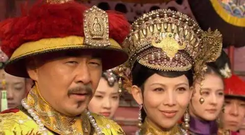 甄嬛传华妃到死都不知道,皇后每晚卸妆时为何要亲手摘下耳环
