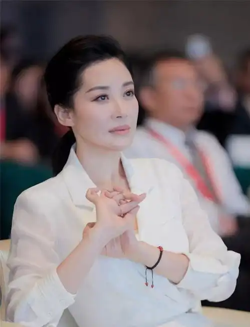 许晴成老赖被封杀着实有点可惜,为什么那么多人不喜欢许晴
