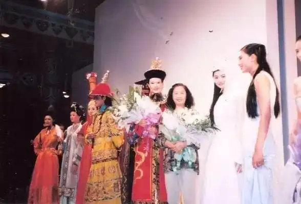 艺术生准备学服装设计的来看,她为红楼梦设计了2000多套衣服
