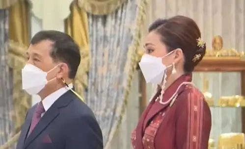 红气富贵的苏提达,粉色嫣然的诗妮娜,后妃同场各怀心思
