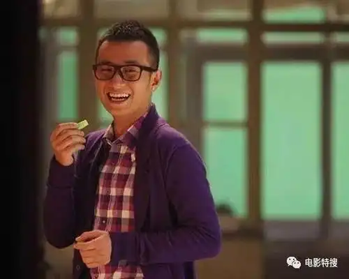 他曾得到李连杰的赞赏和周星驰的重用,却因外遇自毁前程,今成油头肥耳胖大叔
