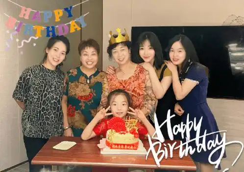 41岁柳岩为老母亲庆生寿星穿印花裙显年轻,侄女酷似姑姑像母女
