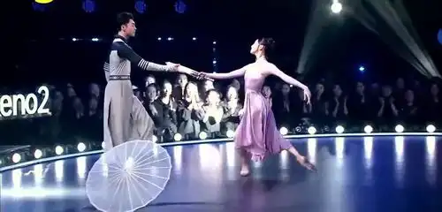 芭蕾搭档演绎延禧攻略,舞台效果美轮美奂,何炅太漂亮了
