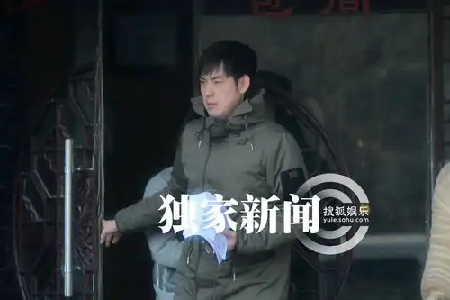 独家小爸爸刘欢恋情疑曝光与眼镜妹吃饭
