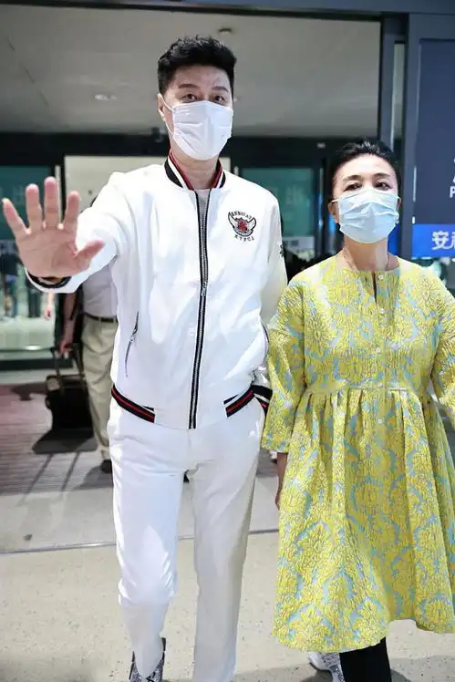 范冰冰父母国庆合体露面,66岁老母穿裙获粉丝接机,父亲霸气护妻
