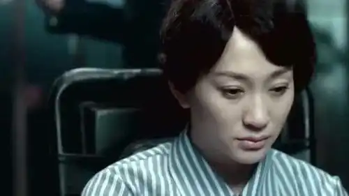 麻雀沈秋霞在审讯室,毕忠良拿来她的衣服,问她要不要去喝一杯

