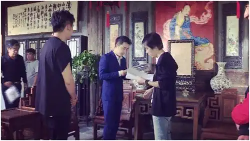 妖十戒曝最新剧照主演李冠廷西装革履显男人魅力
