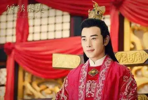 男星穿起红衣丝毫不比女星逊色胡歌英气陈伟霆妖艳
