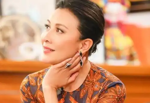 53岁又美又豪,打败张曼玉成为男神妻子
