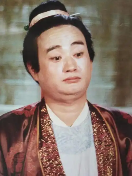 薛姨妈以亲戚的身份长住贾府,目的不是避祸,而是金玉良缘
