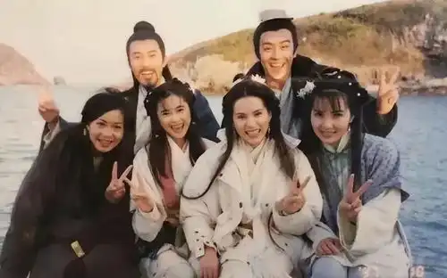 97版天龙八部罕见幕后剧照黄日华露胸,何美钿真甜

