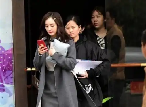 赵丽颖才30岁怎么老得这么快路透照简直不能看,网友大喊心疼
