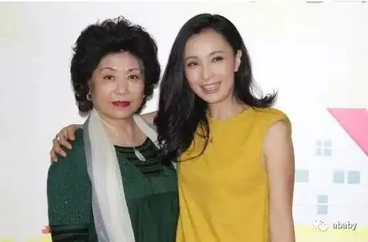 徐峥罕见晒母亲,妈妈比儿子还显年轻剃光头原是为纪念去世父亲
